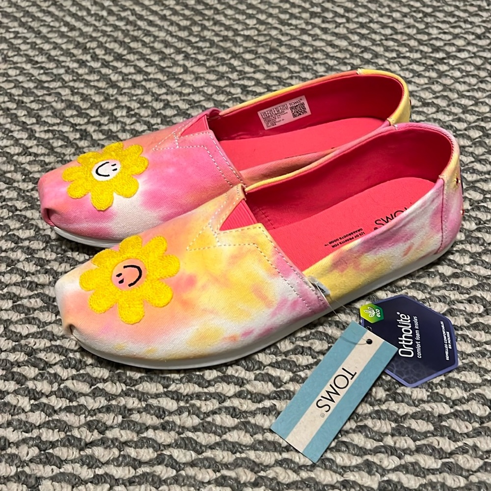 Women’s Sunshine Smiley Face TOMS! Size women’s 7.5. New with tags!